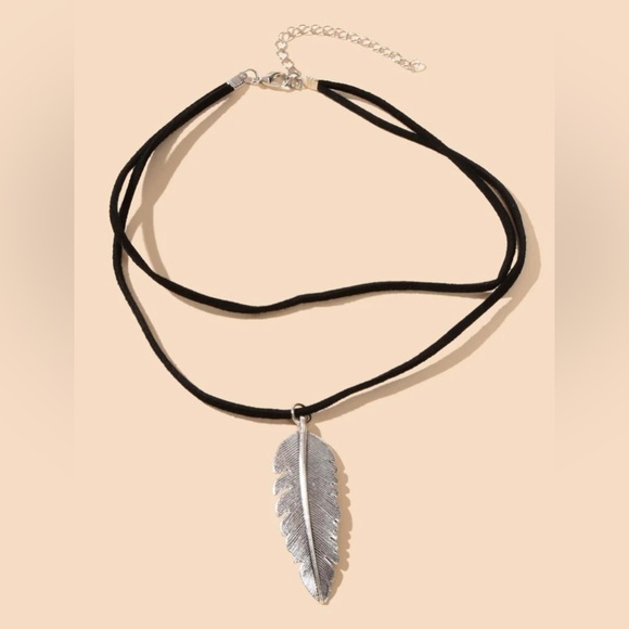 Leaf pendent with layered necklace - Picture 2 of 6